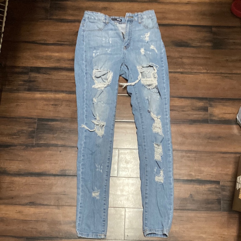 Fashion Nova ripped skinny jeans size 5